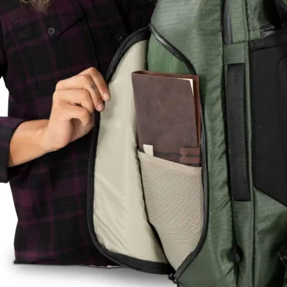 Osprey Archeon Travelpack 40L green lifestyle3 jpg