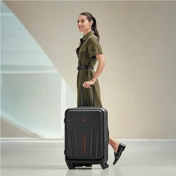 Wenger Amplix 653326 Medium Spinner black lifestyle2 jpg