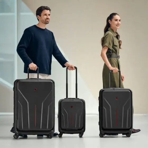 Wenger Amplix 653329 82cm Large Spinner black lifestyle jpg