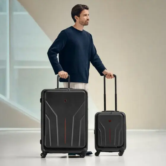 Wenger Amplix 653329 82cm Large Spinner black lifestyle2 jpg