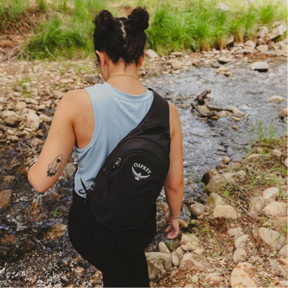 Osprey Daylite Sling AI10006018 black lifestyle