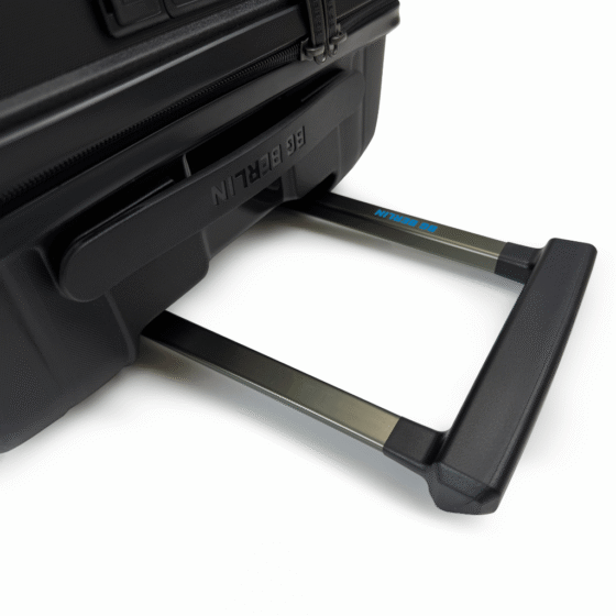 BG Berlin Nobu Easy Access Business Spinner carry on black handles png