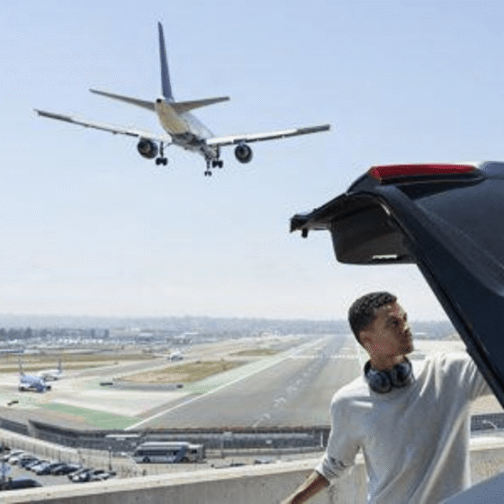 Bose 700s Headphone lifestyle2 png