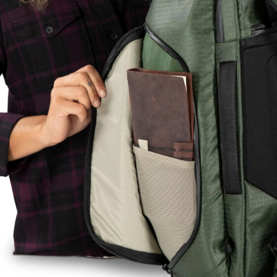 Osprey Archeon Travelpack 40L green lifestyle3 jpg