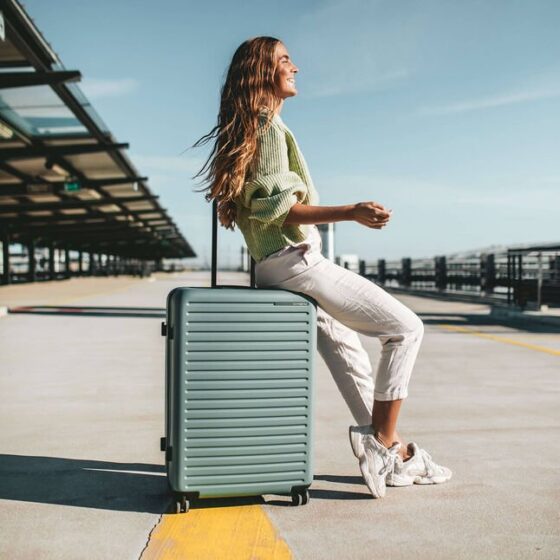 Samsonite Stackd Spinner Lifestyle2 Forest Green jpg