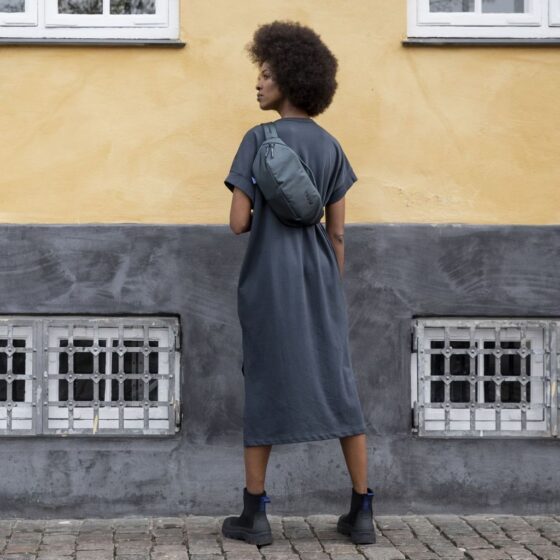 Thule Subterra 2 3L sling pack black lifestyle2 jpg