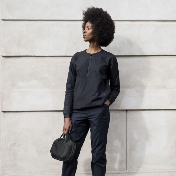 Thule Subterra 2 5L Crossbody bag black lifestyle3 jpg