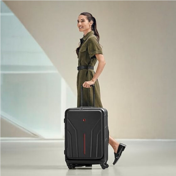Wenger Amplix 653326 Medium Spinner black lifestyle2 jpg
