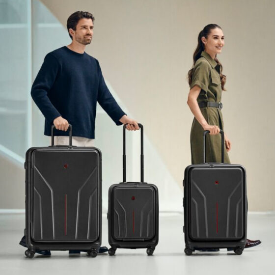 Wenger Amplix 653329 82cm Large Spinner black lifestyle jpg