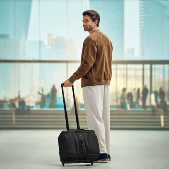 Wenger Legacy Rolling Business Case 653631 black lifestyle jpg