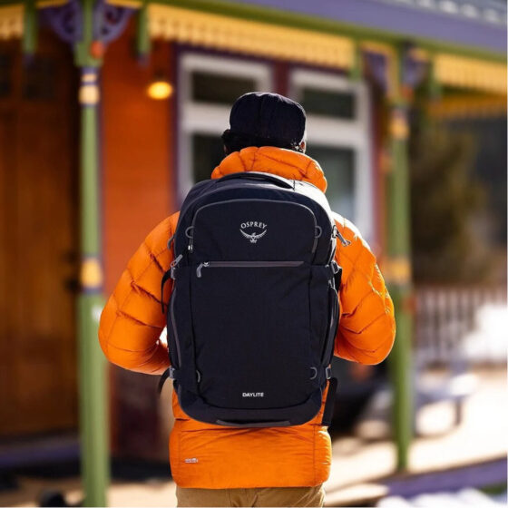 Osprey Daylite AI10006133 Carry on Travelpack 44L black lifestyle jpg