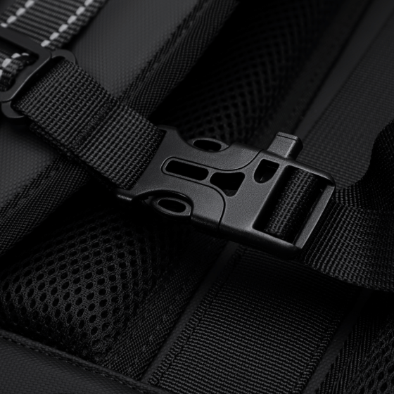 BG Berlin Nexus Lifestyle KBS 3902 Vacuum backpack black whistel clip