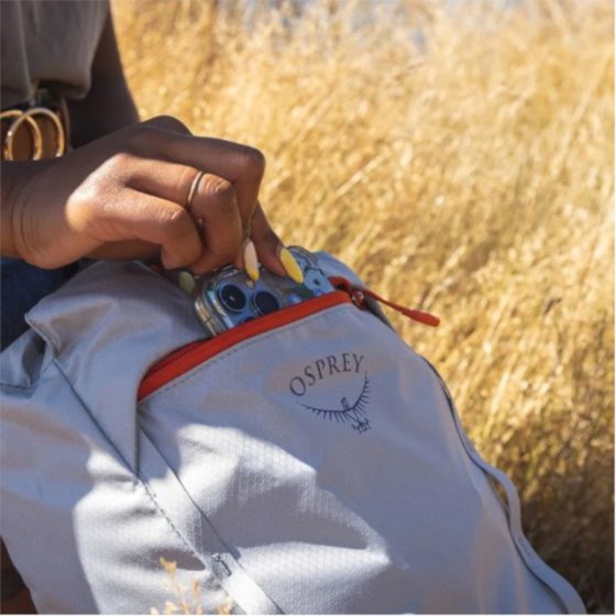 Osprey Daylite Cinch lifestyle 1