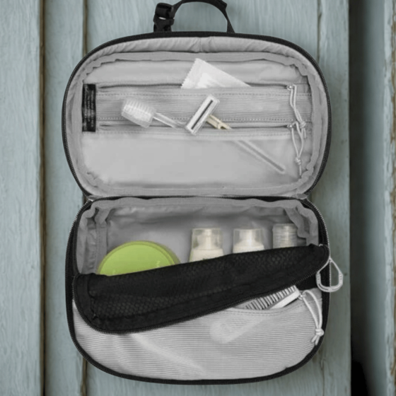 Osprey Transporter AI10006361 toiletry kit black lifestyle png