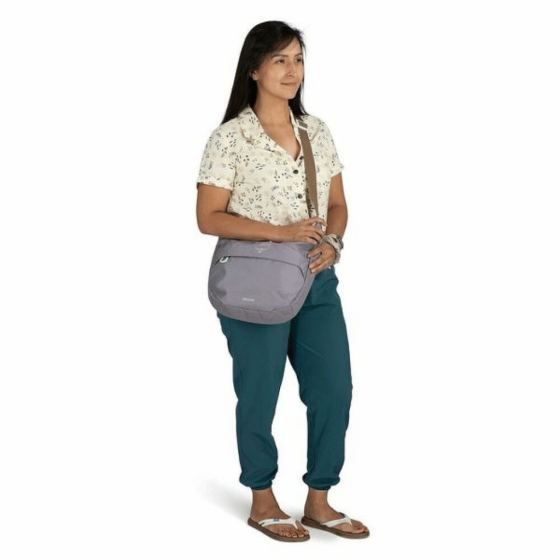 Osprey Daylite Crossbody pouch black lifestyle2