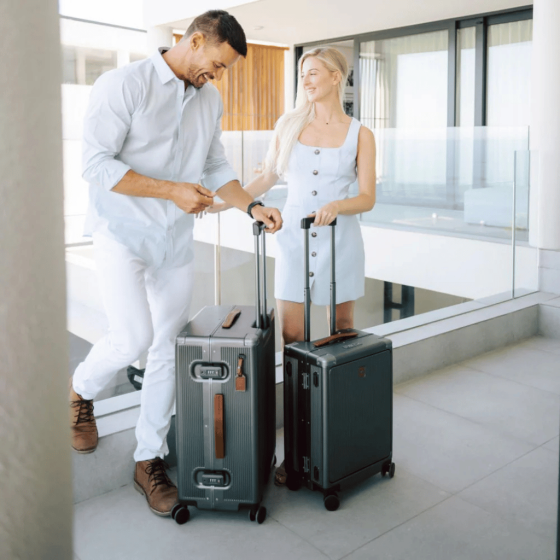 Jekyll and Hide Polycarb luggage spinner 775 Silver lifestyle 3 png